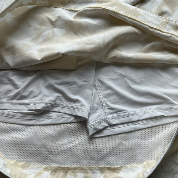 G/Fore Women's Tonal Floral Wrap Maverick 4-Way Stretch Skort - Stone size 8 - Picture 9 of 13